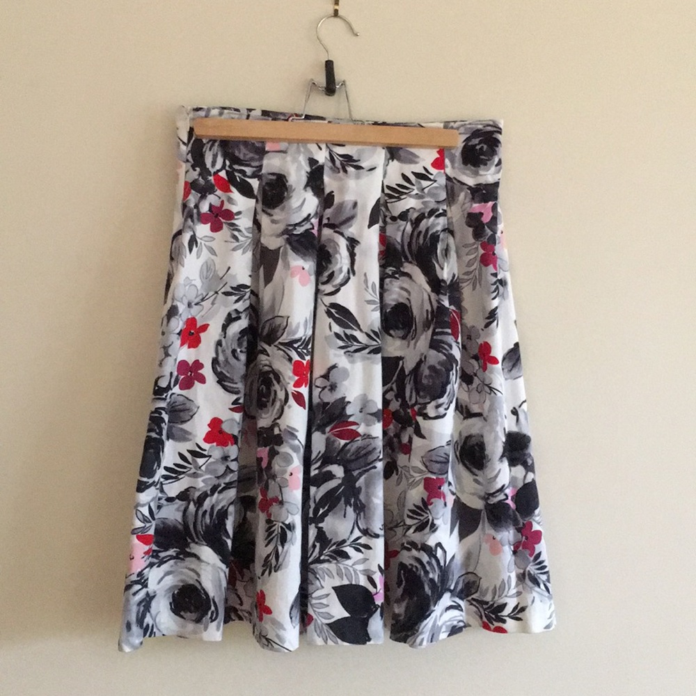 Flowy pleaded skirt with flower details